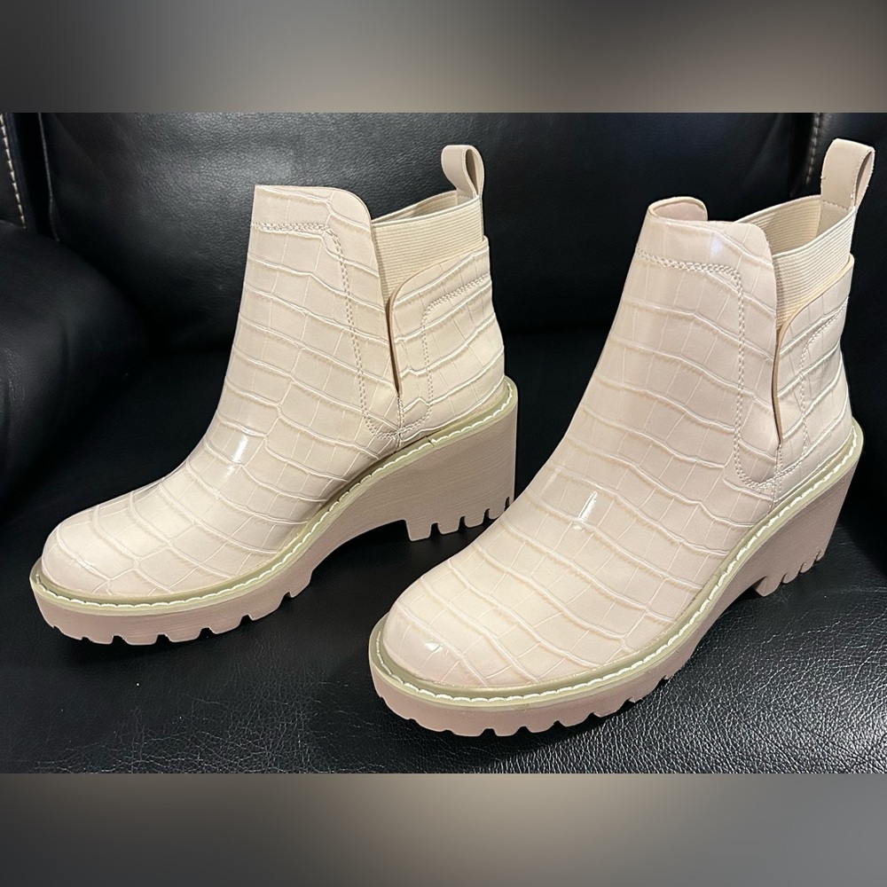 NWOT Women’s Platform Lug Sole Chelsea Boots Ankle High Block Heel Size 7